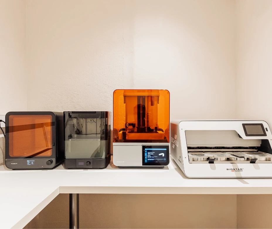 Formlabs-3D-Drucker und Tiefziehgerät im Labor der Praxis in der Nordendstraße in München
