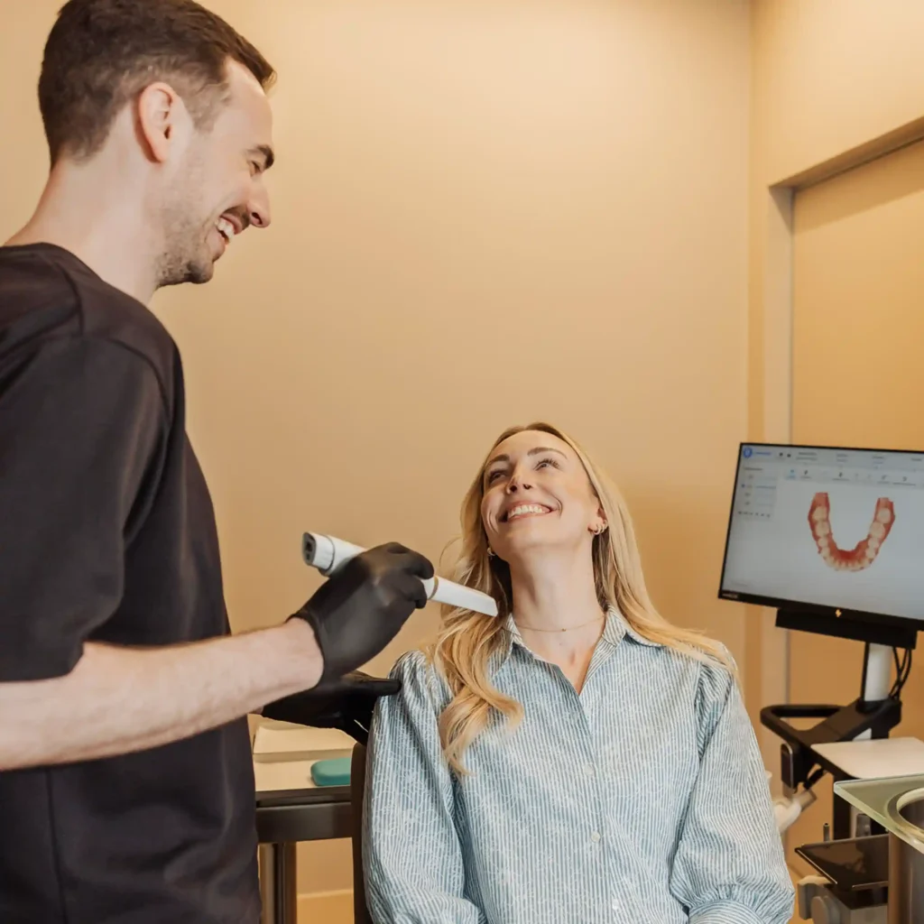 Intraoralscan bei einer Patientin in München, das digitale Kiefermodell erscheint auf dem Bildschirm