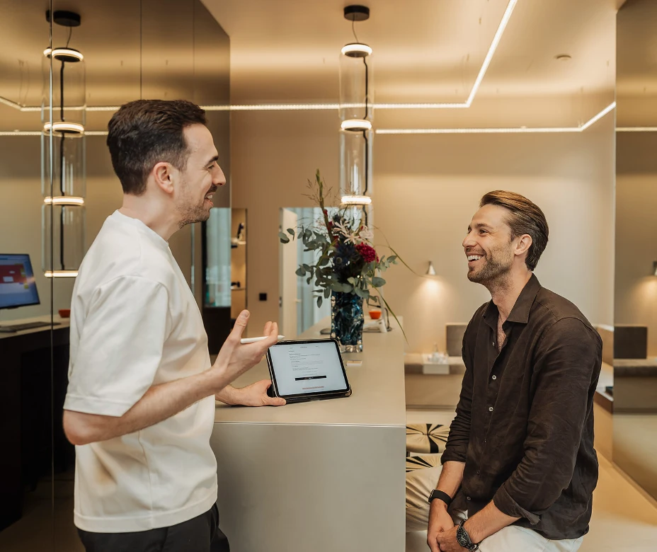 Beratung zu geraden Zähnen am iPad bei ortholoft, Kieferorthopäde München