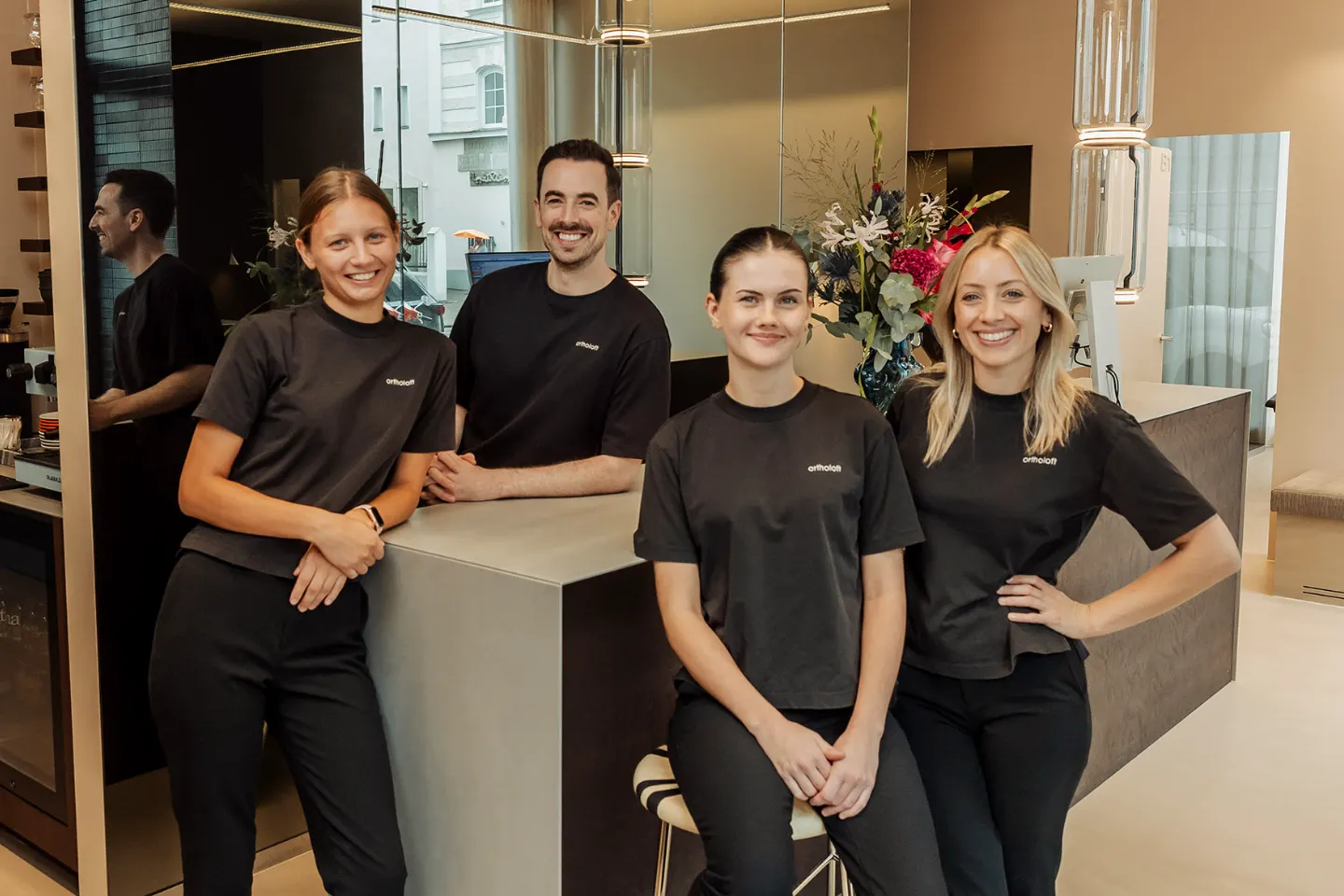 The ortholoft practice team at the reception desk of the orthodontic practice on Nordendstraße in northern Munich