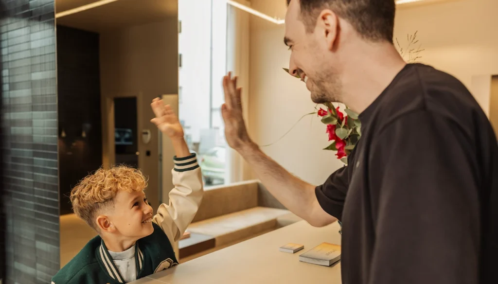 Dr. Dominik Pfeil greets a child at the reception desk of the orthodontic practice