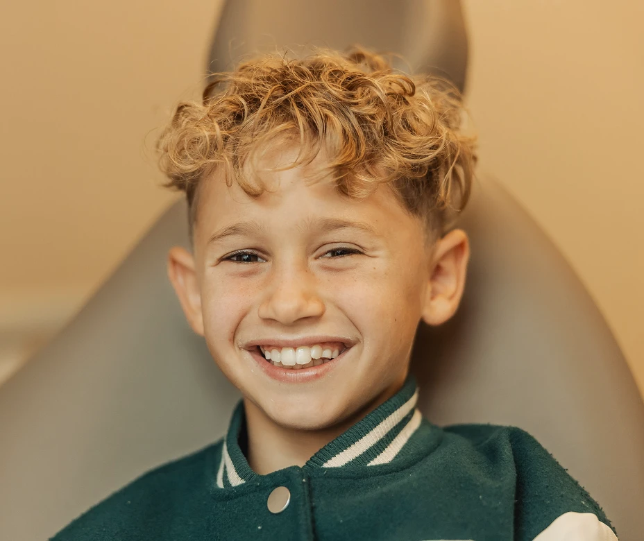 Kieferorthopädische Behandlung beim Kind: Junge im Behandlungsstuhl, ortholoft, Kieferorthopäde München
