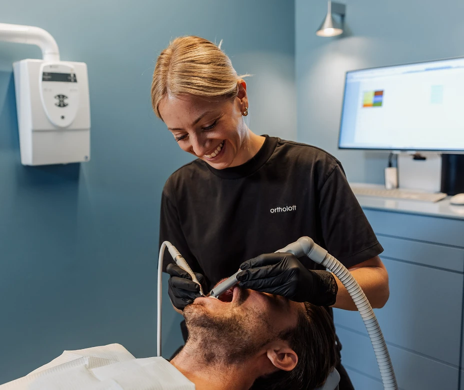 Professionelle Zahnreinigung bei innenliegender Zahnspange, ortholoft, Kieferorthopäde München