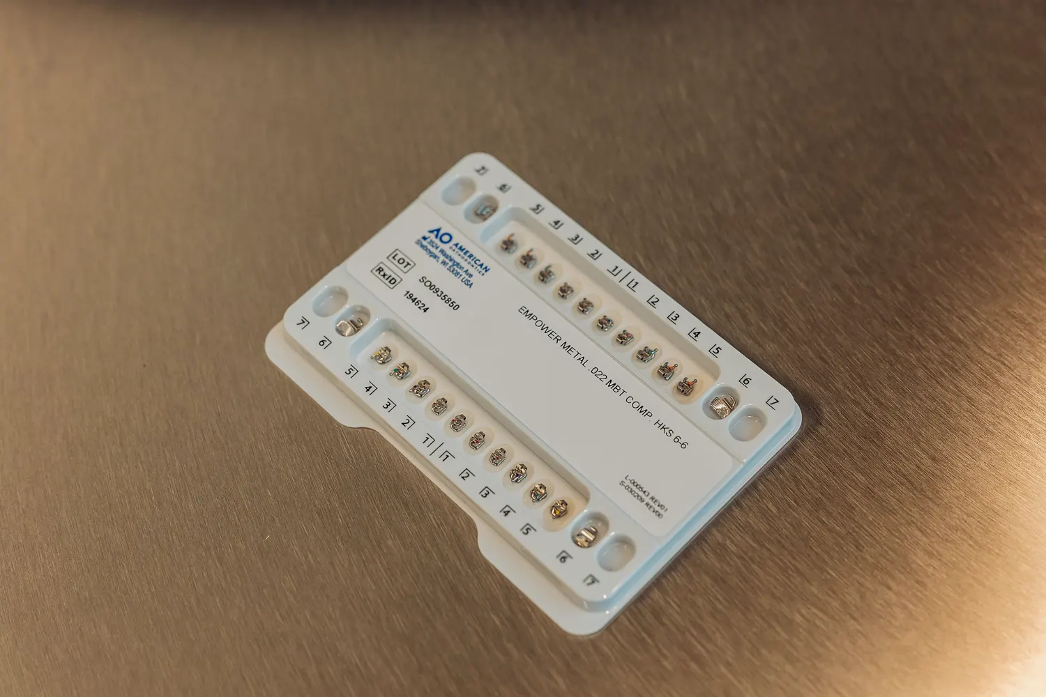 Tray mit selbstligierenden Empower-Brackets für die feste Zahnspange aus der Praxis in München-Schwabing