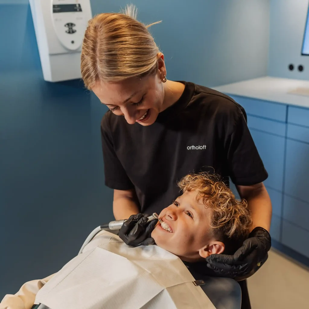 Prophylaxekraft von ortholoft in München-Schwabing bei der professionellen Zahnreinigung eines Kindes