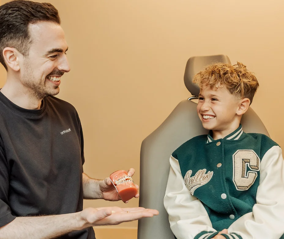Kiefermodell mit fester Zahnspange für die kieferorthopädische Behandlung beim Kind, Kieferorthopäde München